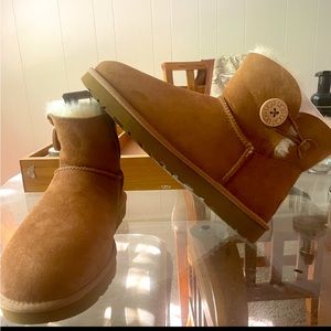 Uggs Size 9 NEVER WORN